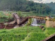 Jembatan Penghubung Dua Desa di Batang Terputus
