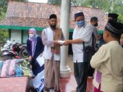 Paguyuban Kios Pupuk Lengkap Berbagi Nasi Kotak Sehabis Shalat Jumat