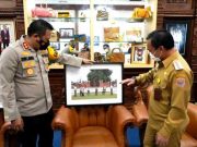 Kapolres Serahkan Foto Pemenang Festival Batang Maskeran ke Bupati