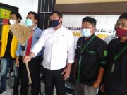 Kajari Tegal Terima Hadiah Sapu dari Mahasiswa