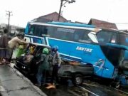 Bus Tabrak Pick Up Muatan Kayu, Satu Orang Terluka
