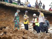 Forkopimda Batang Bantu Korban Tebing Longsor