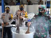 Kapolres Batang dan Dandim Ikut Memasak di Dapur Umum