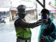 Hujan Deras, Personel Polres Batang Bagikan Masker