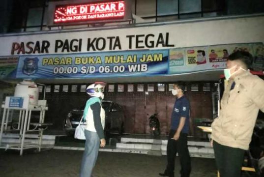 Jateng di Rumah Saja, Pasar di Kota Tegal Buka Tengah Malam