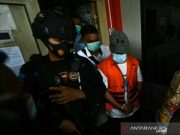 Wabup Ogan Komering Ulu Gunakan Baju Tahanan ke Lokasi Pelantikan