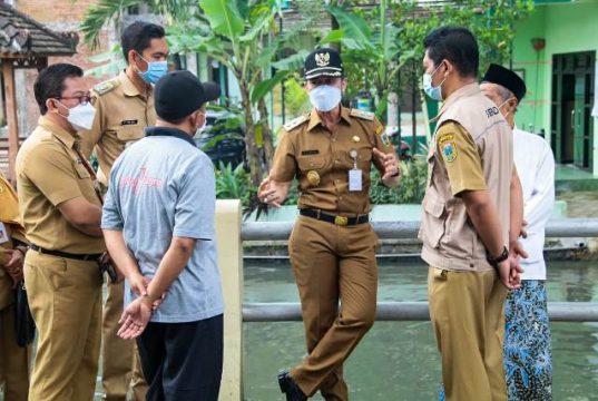 Hartopo Pantau Langsung Pompanisasi Genangan Banjir di Mejobo