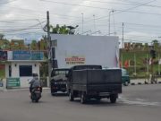 Taman Tanggul Kali Kota ‘Dikotori’ Papan Reklame Tanpa Izin