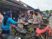 Petugas Gabungan di Kabupaten Blora Kampanyekan 5M di Pasar Jiken