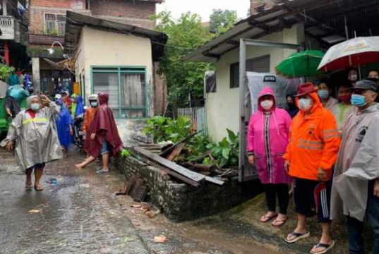 Sejumlah Lokasi di Kota Semarang Terendam Banjir dan Longsor