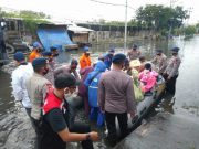Ditpolairud Polda Jateng Evakuasi Korban Banjir Dengan Perahu Karet