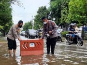 Jalan Tergenang Banjir, Kapolres Pekalongan Kota Urai Kemacetan dan Beri Tanda Peringatan di Jalan Pantura