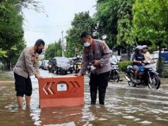 Jalan Tergenang Banjir, Kapolres Pekalongan Kota Urai Kemacetan dan Beri Tanda Peringatan di Jalan Pantura