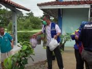 Dinsos P2KB Distribusikan Nasi Bungkus dan Logistik ke Warga Terdampak Banjir
