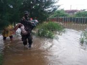 Dilanda Banjir, Memaksa Warga Mengungsi di Tempat Aman