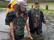 Banjir Meluas, Babinsa Kodim Pekalongan Bantu Evakuasi Warga