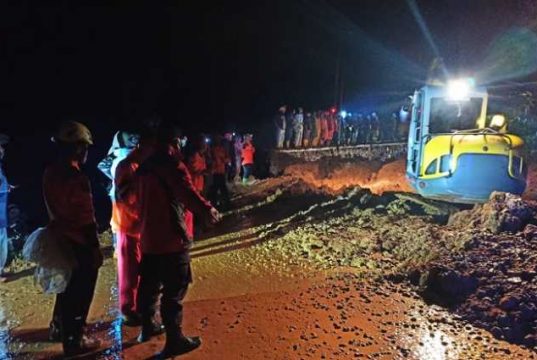 Longsoran Tanah Berhasil Disingkirkan, Jalur Wisata Dieng Kembali Normal