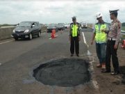 Viral, Video Berdurasi 59 Detik Berisi Sejumlah Mobil Pecah Ban di Tengah Jalan Tol