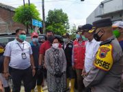 Mensos Risma Tinjau Banjir dan Beri Bantuan di Desa Kalisari Sayung
