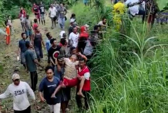 Sang Ayah Histeris, Anaknya Ditemukan Tewas Tenggelam di Sungai