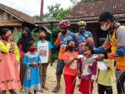 Komunitas Sepeda Go GR Blora Mustika bersama TNI/Polri, Bagikan Santunan dan Masker Gratis untuk Warga