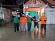 Tim Java Rescue LAZiS Jateng Bagikan Makanan Untuk Warga Terdampak Banjir