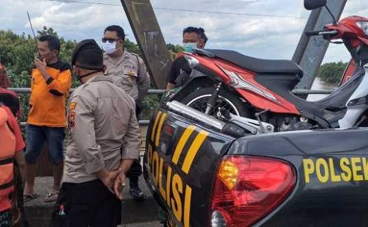 Tanpa Alasan yang Jelas Seorang Pria Nekat Terjun ke Sungai