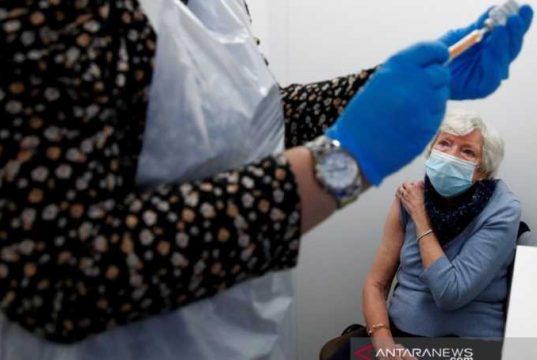 Semua Orang Dewasa Termasuk Warga Lanjut Usia di Inggris Ditawari Suntik Vaksin Covid-19