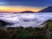 Ayo Berkunjung Menyaksikan Wisata Awan Putih Berarak di Bukit Sikapuk Dieng