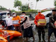 Zahir Mania dan Ponpes Al Muayad Bagikan Ribuan Paket Bantuan Korban Banjir