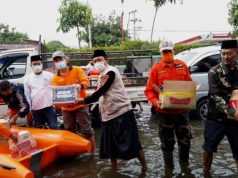 Zahir Mania dan Ponpes Al Muayad Bagikan Ribuan Paket Bantuan Korban Banjir