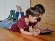 Anak Kecanduan Gawai, Ini Tips Jaga Mereka Main Internet