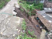 Tebing 15 Meter Longsor Timpa 3 Rumah di Desa Jugo Jepara