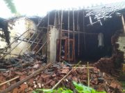 Rumah Mbah Sholkan dan Atap Balai Desa Bangsri Roboh Diterjang Angin Kencang