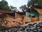 Rumah Roboh Disapu Angin Kencang , 1 Orang Dirawat di Rumah Sakit