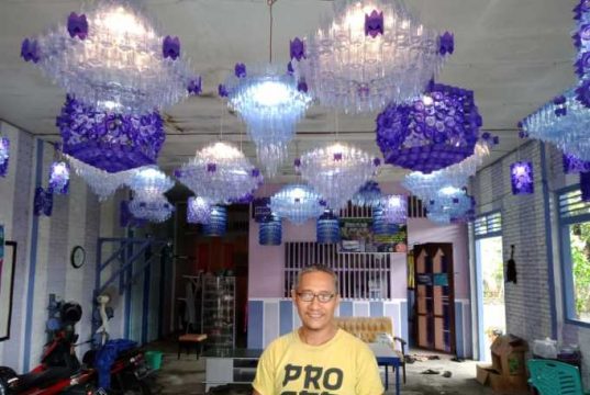 Ini Cara Teguh Priyombodo Sulap Botol Bekas Jadi Kap Lampu Seharga Ratusan Ribu