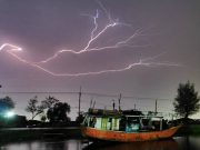 Seorang Nelayan di Jepara Tewas Tersambar Petir saat Angkut Ikan