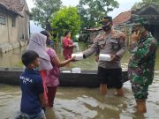 Kapolsek Mejobo Bagikan Nasi Kotak, Lauknya Mie, Ayam dan Tempe Goreng