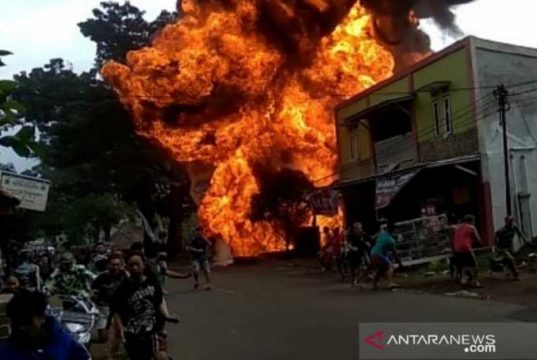 Polisi Masih Menyelidiki Terbakarnya Gudang Berisi Puluhan Drum BBM