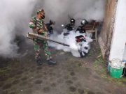 Cegah Wabah Demam Berdarah, Babinsa Mungkid Bantu Fogging