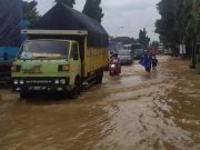 Pantura Ngembalrejo Tergenang Hingga Lutut Orang Dewasa