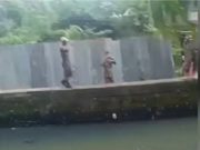 Dirazia Satpol PP, Silverman Ceburkan Diri ke Sungai