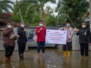 Semen Gresik Gerak Cepat Bantu Korban Banjir Demak