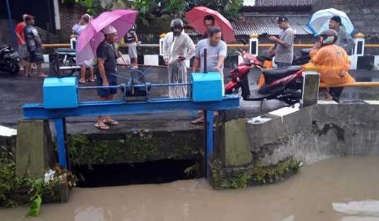 Nyeser Ikan, Bintang Terseret Arus Deras Kali Bening