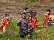 Sih Agung Pentas Wayang di “Galengan” Sawah karena Prihatin Padi Diserang Hama