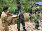 Di Lokasi TMMD Dandim 0728 Wonogiri Ikut Angkat-angkat Batu