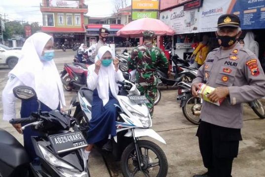 ‘Nduk Cah Ayu…..” Tegur Kapolsek Jatiroto Wonogiri Saat Menggelar Razia Masker
