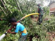 Babinsa Koramil 04/Windusari Bantu Warga Singkirkan Material Longsor