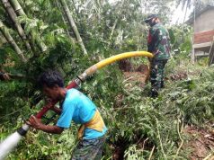 Babinsa Koramil 04/Windusari Bantu Warga Singkirkan Material Longsor