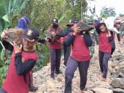Di Lokasi TMMD Wonogiri, Para Murid Ikut Membantu Prajurit